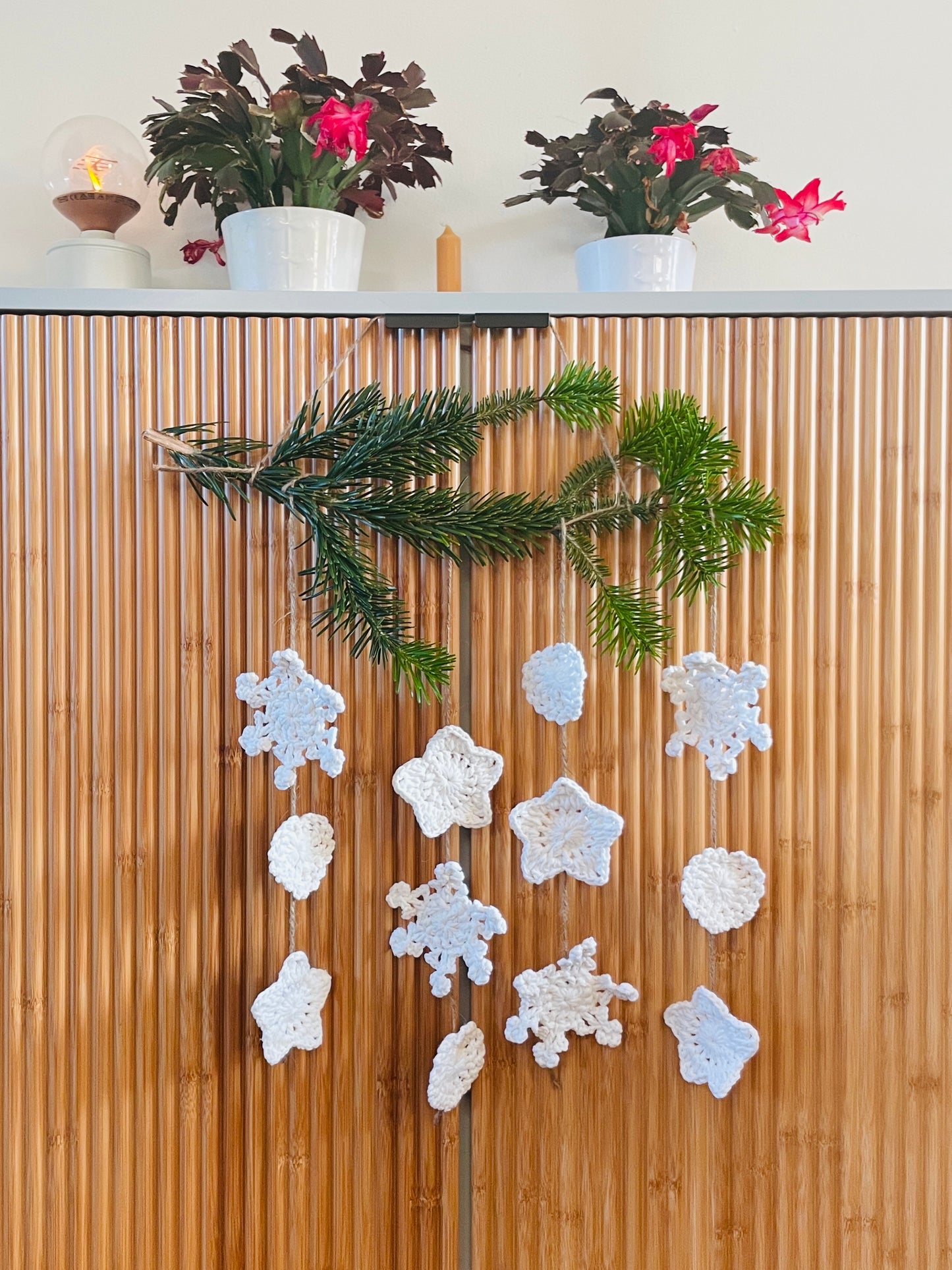 Festive Garland Star Motif Pattern